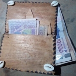 portefeuille magique benin, portefeuille magique africain, objet spirituel prosperite, croyances africaines, traditions spirituelles africaines, rituel abondance africaine, symbole de richesse spirituelle, spiritualite africaine ancestrale, culture africaine traditionnelle, prosperite et abondance
